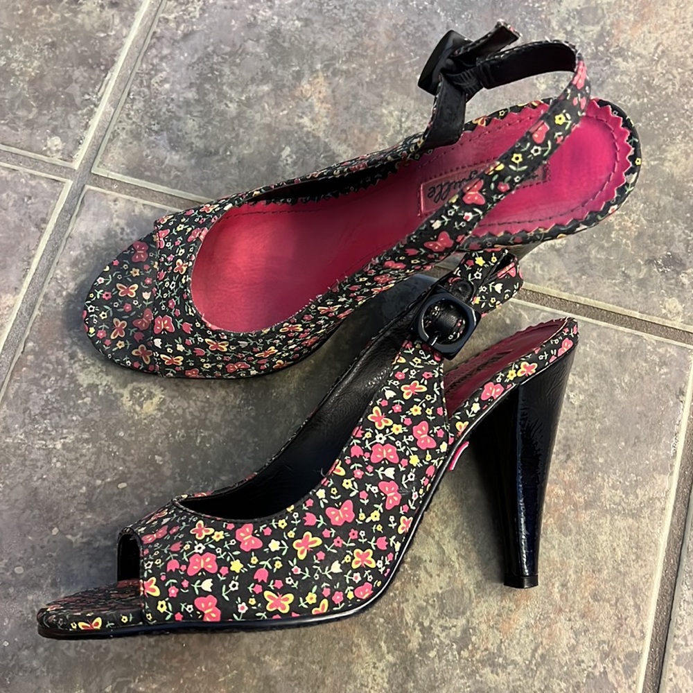 Betsey Johnson sling back floral heels size 8